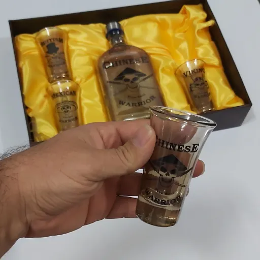 شات کوچک اسکلت ملیت 4 عدد و بطری شامپاینی 45cc(شات قهوه خوری) همراه جعبه کادویی