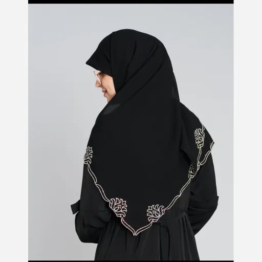 روسری مشکی کرپ حریر سنگ کاری شده طرح اسلیمی