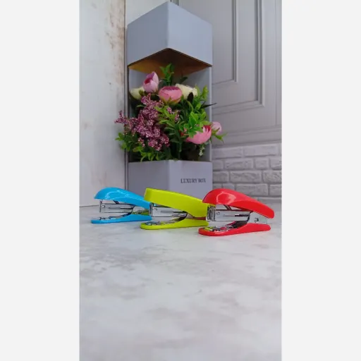 دستگاه منگنه زن کوچک رنگی کی ام تی  آبی قرمز،زرد،آبی