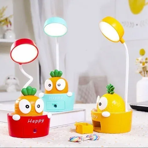 چراغ مطالعه شارژی و مدادتراش رومیزی طرح هویج Q1008 رنگ بدنه سبز