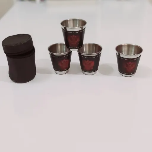 شات کوچک دومان 4عدد با کیف مخصوص مسافرتی(شات قهوه نیم لیوان کوچک) با روکش چرم مصنوعی جنس استیل