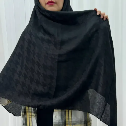 روسری ژاکارد مدل پیچازی دور دست دوز سایز 138x138 سانتیمتر