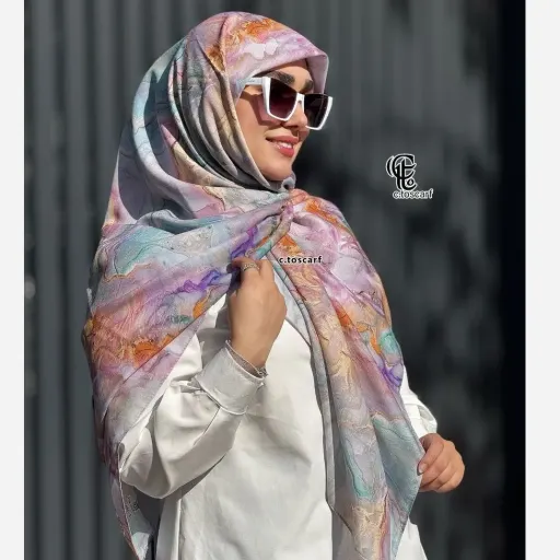 روسری طرح نازلی سیتو قواره متوسط دور چرخ دوز مزونی رنگ ملیح شاد