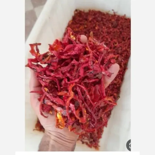 اسلایس پاپریکا نیم کیلویی معطر تازه خشک شده در کارگاه و دستگاه