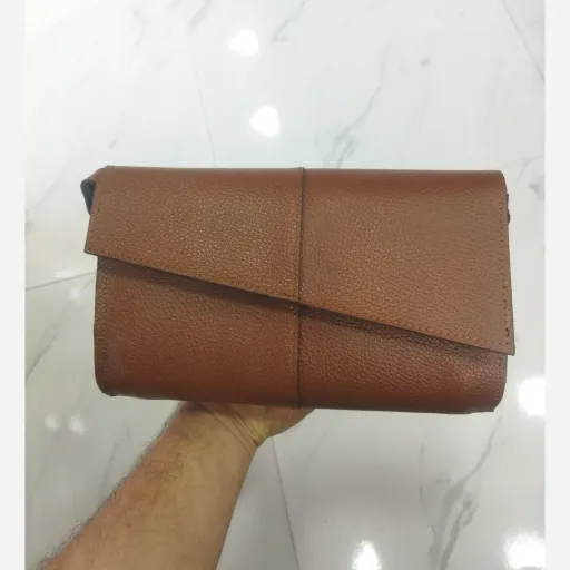 کیف دستی و دوشی زنانه تمام چرم گاوی مدل فریبا 1 ابعاد 25 در 16 سانتیمتر گزینه ها مشکی
